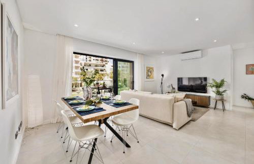 2-Bedroom Beachside Apartment with Pool & Parking - Foto 8