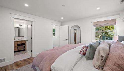 Designer Home w/ Lake Views+Walk to Downtown&Beach - Foto 5