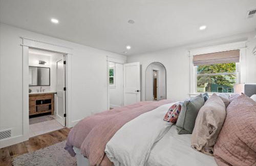 Designer Home w/ Lake Views+Walk to Downtown&Beach - Foto 5