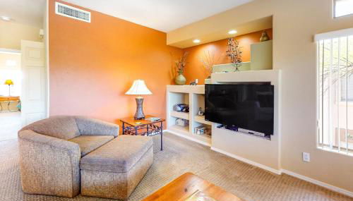 Dog-friendly condo with high-speed WiFi, heated outdoor pool & hot tub - Foto 5