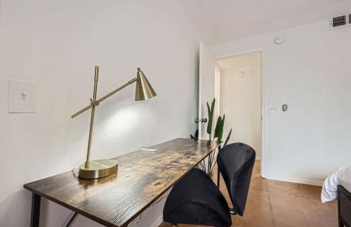 Your Comfy King Suite Getaway - Sleeps 4 - Pool, Prkg - Foto 27