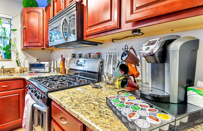 Urban Oasis W/hot Tub, Heated Pool And Private Movie Theater 2 Bedroom Home by RedAwning - Foto 16