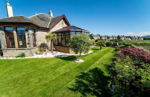 Stunning Central Villa by Golf Course & Beach - Foto 41