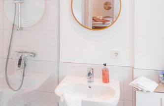 Gehobenes Ambiente in historischer Wohnung - Photo 13