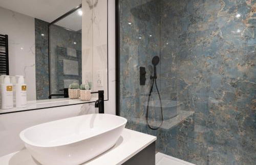 Brand New - Contemporary - 2 Bedroom - 2 Bathroom - Spacious Apartment - Lake Views - Foto 30