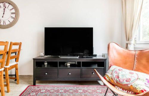 Charming Apartment With Vibrant Accents - Photo 23