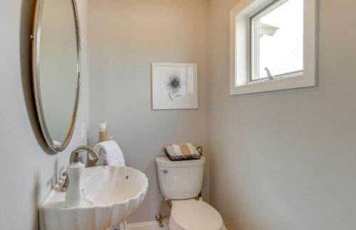 Walk to Beaches Sunny East Haven Home with Grill - Foto 13