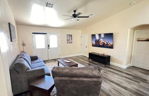 King Bed - Hot Tub, 3 Queens, Home away from home - Foto 14