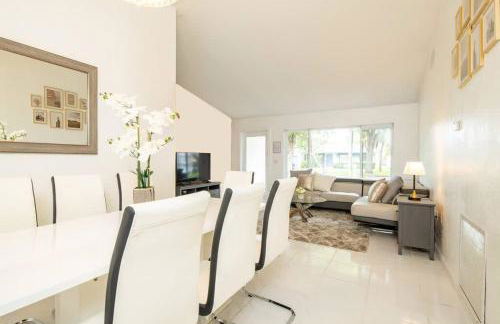 Waterfront 2-Story Villa with Heated Pool - Foto 6