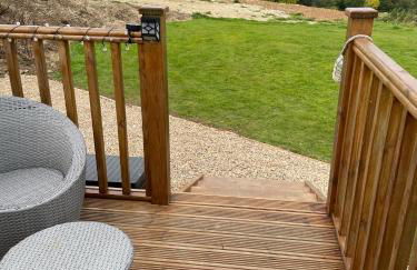 Oakley View Shepherds Hut with hot tub - Photo 10