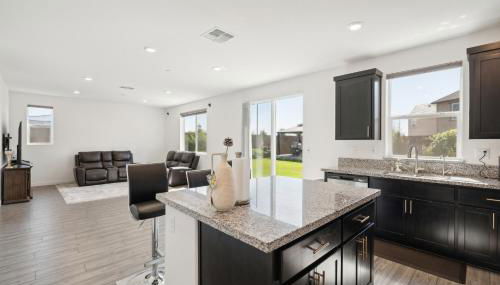 Spacious 3BR Home with Charming Backyard home - Foto 4