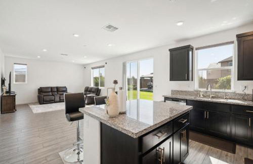 Spacious 3BR Home with Charming Backyard home - Foto 4