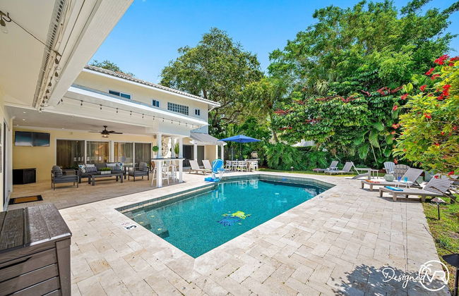 8BR Villa with Heated Pool Near Beach - Foto 61