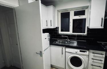 Stylish Wembley Home with Hot Tub, Parking & Garden - Foto 14