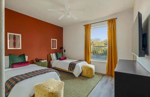 The Backyard Bliss - 4BR Heated Pool & Ping Pong - Foto 29