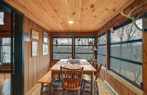 Deck and Forest Views Secluded Cresco Cabin! - Foto 7
