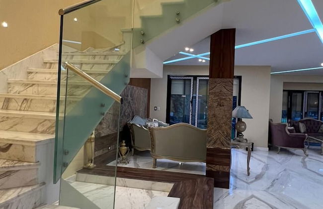 Villa In Beverly Hills With Garden - Photo 14