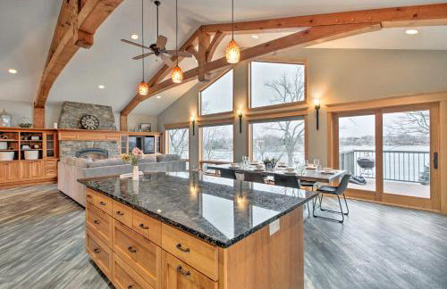 Dock, Hot Tub and Game Room Luxe Lake Latoka Home - Foto 9