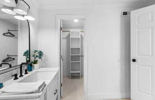 Chic Modern House Close to Beaches & Downtown - Photo 26