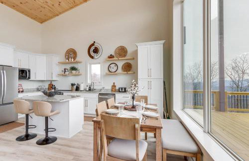 Mtn-View Hidden Falls Cabin with Hot Tub and Deck - Foto 15