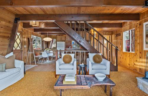 Pet & Kid Friendly Cozy Cabin, BBQ, Firepit, Outdoor Dining, Forest Views - Photo 15