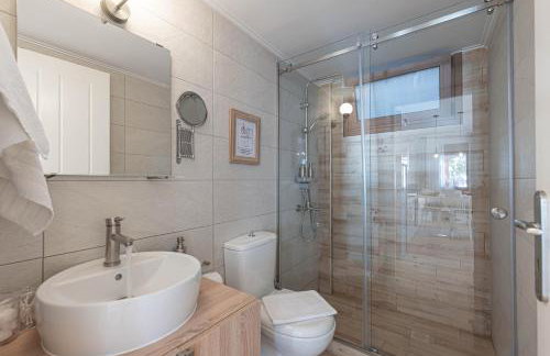 Paralio Astros Beachfront Suites - Photo 34