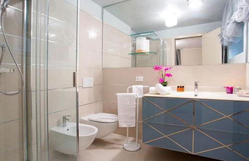 State of the art home suite with 180 degree panoramic lake view, pool and spa sleeping up to 10 guests by Italian Apartments - Foto 27