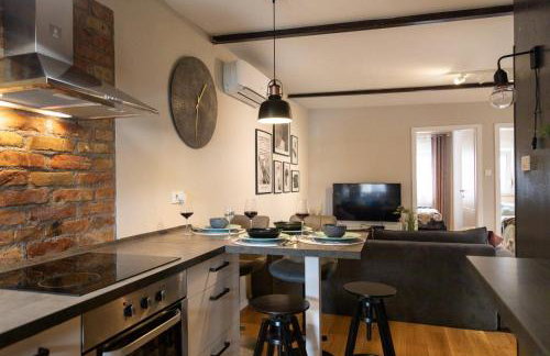 Stylish Urban Oasis - Design 2BR Apartment with Parking - Photo 12