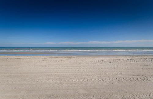 Enchanting 2-Bedroom Ground Floor Beach Condo at Cape Canaveral WiFi & AC - Foto 2