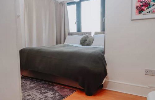 2BR Penthouse Flat in West London Near Elizabeth Line - Foto 14