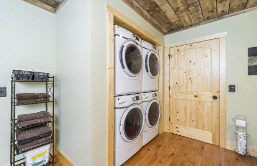 New Listing! Wine Country Retreat - 2 Bed, Hot Tub - Foto 17