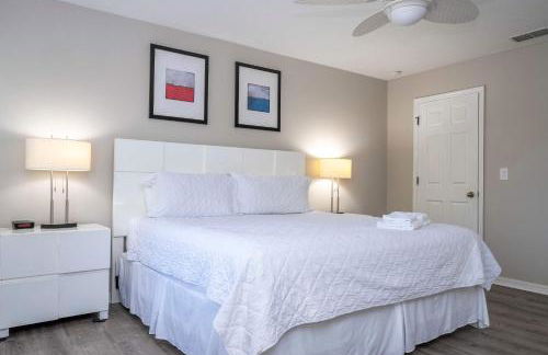 4BR Lakefront - Themed Rooms - Pool & BBQ! - Foto 62