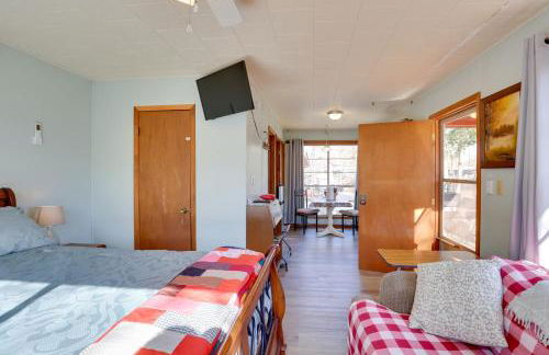 Great for Fishing! Lakefront Studio in Hemphill - Photo 11