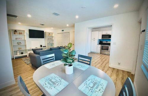 Secret Serenity! Roomy! Pool! 5 min from Beach! - Photo 1