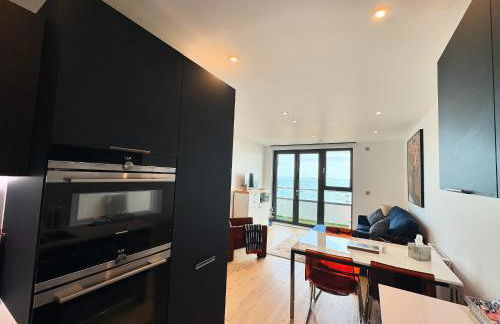 Stunning Beach Front Apartment with Sea views, FREE Parking & Balcony - Foto 15