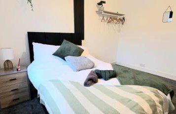 Elegant 3BR Family-Friendly - Sleeps 5 - Fast WiFi -Parking - Netflix - Photo 28
