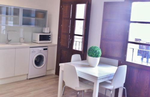 Superb Central Market Apt - Photo 5