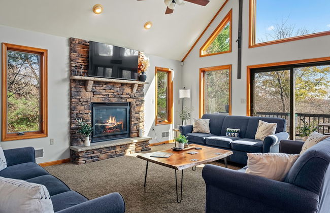 Lake View Chalet by Avantstay Lake Access Deck - Photo 8