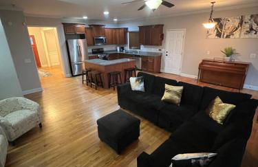 Spacious Gorgeous 3bd home with large deck Close to EVERYTHING - Foto 1