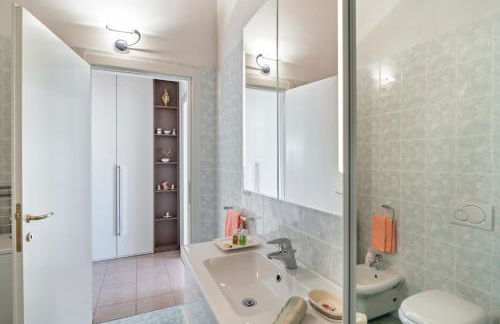 GuestHost - APT with balcony close to Switzerland! - Photo 11