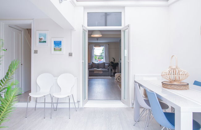 Stunning Townhouse with Large Garden - Photo 37