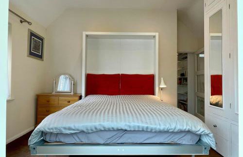 Farnham Haven: Unique Home with Courtyard - Photo 6