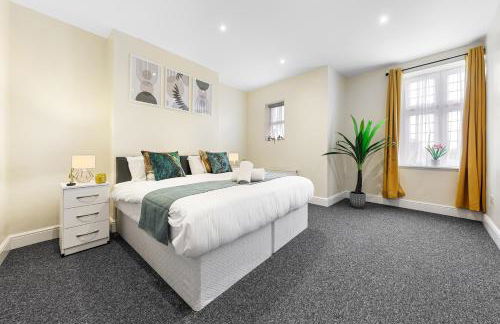 Spacious London 2-Bed Flat with a King Bed-Save on Long Stays-5 Separate Beds- Parking Available! - Foto 25
