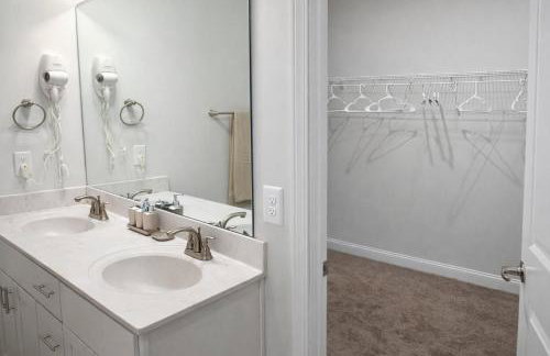 Clayton 6-Beds Family Home Near Raleigh Sleeps 12 - Foto 23