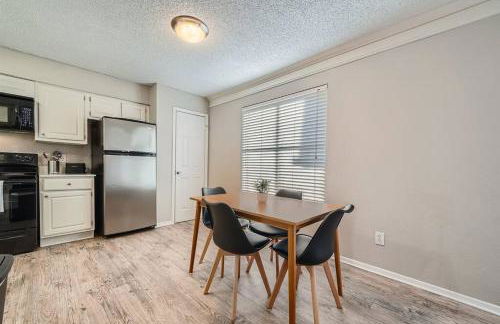 Chic 2B Getaway - 10min to DTWN - W/D, Pool, Prkg - Foto 14