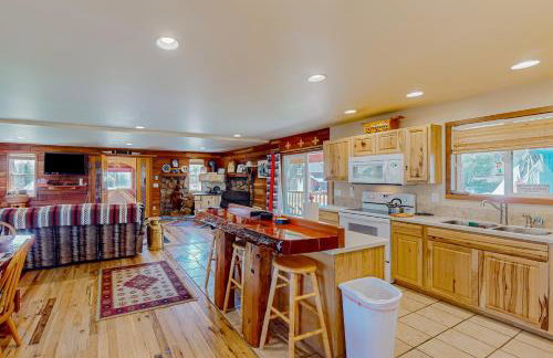 Rustic Cabin with Decks and Hot Tub in Garden Valley! - Foto 8