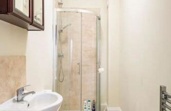 Perfect Family & Friends Home, Free Parking Security Onsite - Photo 16