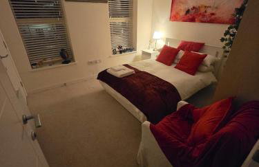 Luxury Two Bed Apartment w Car Parking, by Station - Foto 22