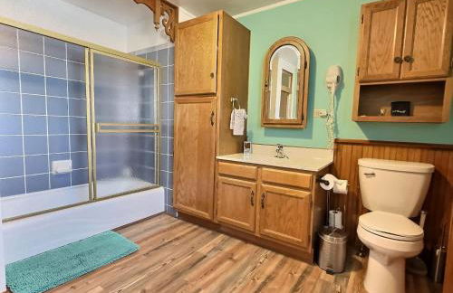 Gem Palace with Hot Tub Sauna - Photo 9