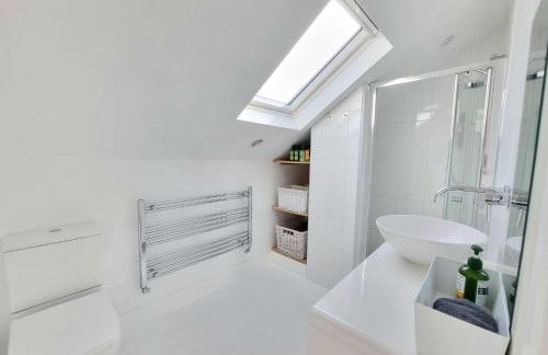 West Hill Retreat Seaview Balcony Loft Apartment & Free Offstreet Parking - Foto 11